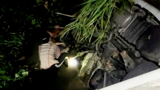 Xe ô tô rơi xuống kênh, nữ tài xế tử vong