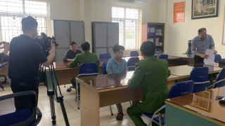 Chúa sơn lâm bị xẻ da, ém đầu trong taxi đỗ cạnh sân bóng