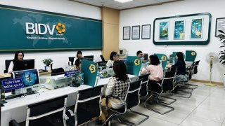 Nhân viên ngân hàng nhanh trí báo Công an ngăn chặn đôi vợ chồng bị kẻ lừa đảo “yểm bùa”