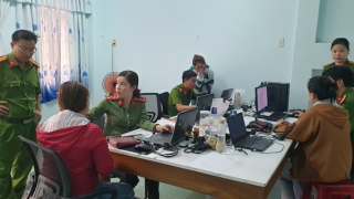 Nhóm đối tượng chiếm đoạt tiền của 300 chủ thẻ tín dụng như thế nào?