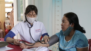 Bác sĩ trẻ tình nguyện khám bệnh, cấp phát thuốc miễn phí cho người nghèo