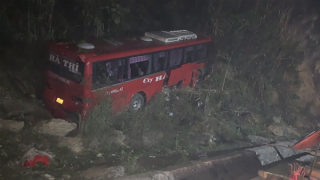 Bị mất phanh, tài xế xe khách đâm vào ta luy dương