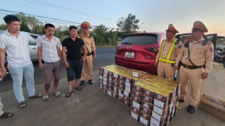 Hơn 300kg pháo lậu ngụy trang trong các thùng sữa bị CSGT phát hiện