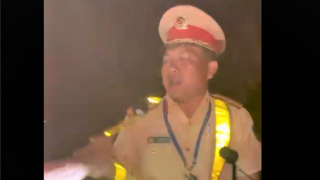 Khởi tố tài xế “thông chốt” kiểm soát, giật bảng tên CSGT