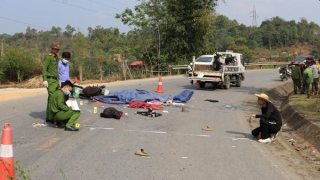 Xe mô tô vượt xe tải bất thành, cô gái tử vong tại chỗ