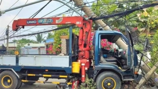 Xe tải cẩu đâm tử vong một thanh niên và làm gần 6,5 nghìn hộ dân mất điện