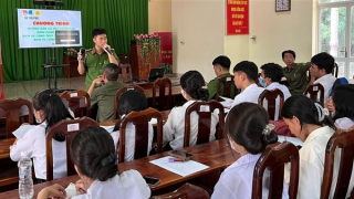 Ngày đêm đến tận cơ sở cài đặt định danh điện tử cho hơn 5.300 người dân