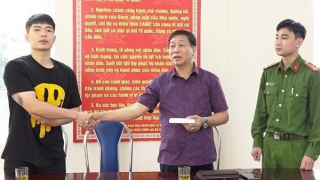 Trả lại 99,5 triệu đồng nhặt được trong cây ATM