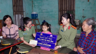 Nhận đỡ đầu hai bé có mẹ nhiễm chất độc da cam và mô côi cha mẹ