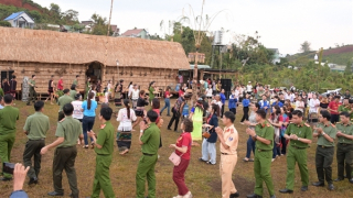 Hành trình tháng Ba biên giới, tặng học bổng cho học sinh khó khăn