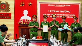 Khen thưởng đột xuất Công an thành phố Đồng Hới