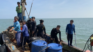 Cứu hộ lặn mò tìm kiếm nạn nhân trong khoang thuyền chìm dưới biển Cần Giờ