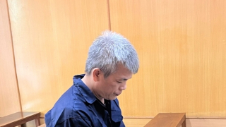 Dùng đồng tiền xu đóng dấu giáp lai lên giấy chứng minh nhân dân để lừa đảo