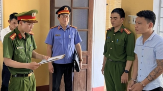 Tính tiền chê đắt, 2 anh em chém chủ quán karaoke trọng thương