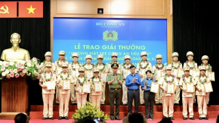 Trao tặng Giải thưởng “Gương mặt trẻ Công an tiêu biểu” và tuyên dương 75 gương thanh niên Công an xã có thành tích xuất sắc