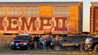 Hai người nhập cư chết ngạt trong toa tàu chở hàng