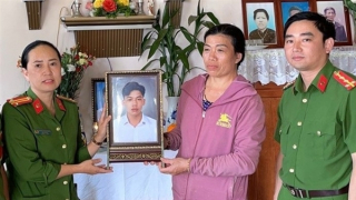 Trích xuất dữ liệu căn cước làm di ảnh cho người đã khuất