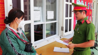 Dùng hung khí “xử” nhau khi bán hàng rong, 9 người bị bắt tạm giam