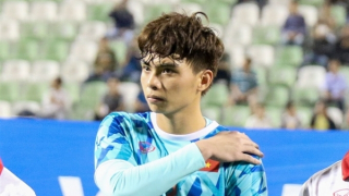 Thủ môn U23 Việt Nam đập đầu vào cột dọc, rách mí mắt