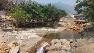 Tự ý chặn dòng suối, thu phí tham quan trái phép