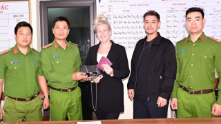 Trao trả tài sản cho công dân Hà Lan bị mất cắp