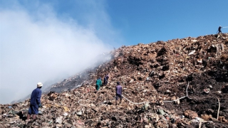 Sau 2 tuần, đám cháy ở bãi rác Cam Ly vẫn chưa tắt