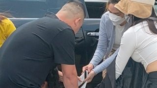 Một phụ nữ bị hành hung, làm nhục giữa đường phố