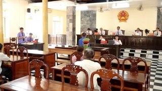 "Dê cụ" lãnh án 13 năm tù vì hiếp dâm bé gái 4 tuổi