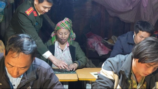 Đưa con chữ về với đồng bào dân tộc Mông ở Lũng Sặp