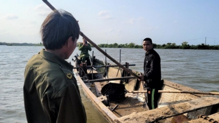 Cát tặc trên sông Ô Lâu liều lĩnh tấn công Công an