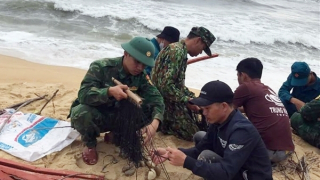 Thả lưới bắt cá, một người bị sóng cuốn trôi mất tích