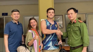 Trao trả tài sản bị thất lạc cho hai du khách Uruguay