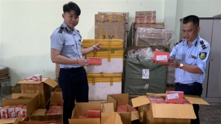 Tạm giữ 8.640 hộp thuốc xương khớp cùng nhiều hàng hóa do nước ngoài sản xuất