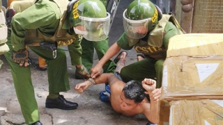 Khống chế đối tượng ngáo đá đâm cha trọng thương