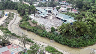 Hàng loạt cơ sở tái chế bao bì đang “bức tử” sông Nhơm