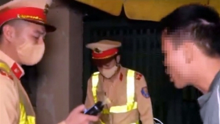 Tài xế nồng nặc bia rượu viện lý do "dẫn đường xe cứu thương"