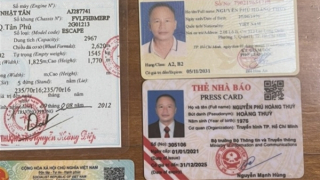 Công an điều tra một tài xế dùng thẻ nhà báo và giấy phép lái xe giả