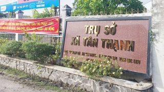 Nữ cán bộ xã mang sổ đỏ của dân đi cầm lấy tiền trả nợ