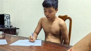 Cầm rựa rượt hàng xóm, dùng xà beng tấn công Công an