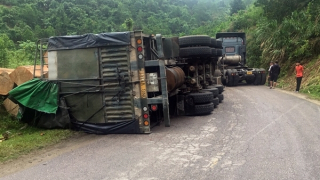 Xe đầu kéo "đứt thùng", gỗ tràn ra đường