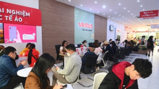 Người dân ùn ùn đến các điểm giao dịch để chuẩn hóa thuê bao trước giờ "G"