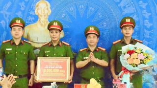 Khen thưởng vụ bắt giữ “siêu trộm” và nữ Youtuber bán ma túy