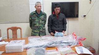 Mang vật liệu nổ kèm đạn chì ra đường bị bắt