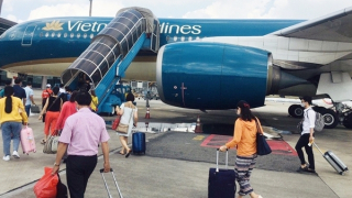 Giá vé máy bay rất cao vẫn hút người dân