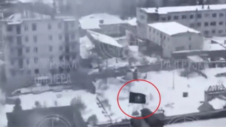 Lính Wagner Nga cắm cờ giữa trung tâm Bakhmut