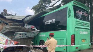 Xe ô tô khách lao vào nhà dân, ít nhất 7 người thương vong