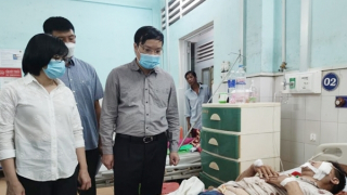 Thăm hỏi các nạn nhân trong vụ xe khách lao vào nhà dân