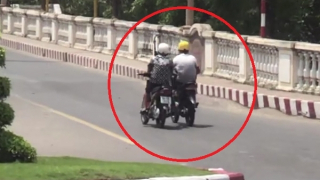 Từ thông tin trên Báo CAND, Công an mời đối tượng “dìu” nhau bằng xe máy đến làm việc