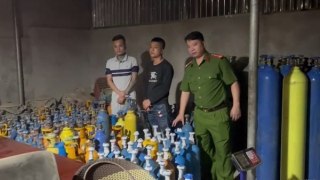 Phát hiện kho chứa hơn 200 bình "khí cười"