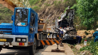 Đã xác định được danh tính 9 người thương vong trong vụ xe tải chở dưa đâm vào vách núi